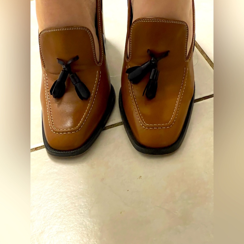 JP Todd’s caramel with a brown tasselNice heel good for kids work & play size 38